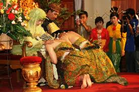 Upacara adat melestarikan
kebudayaan leluhur